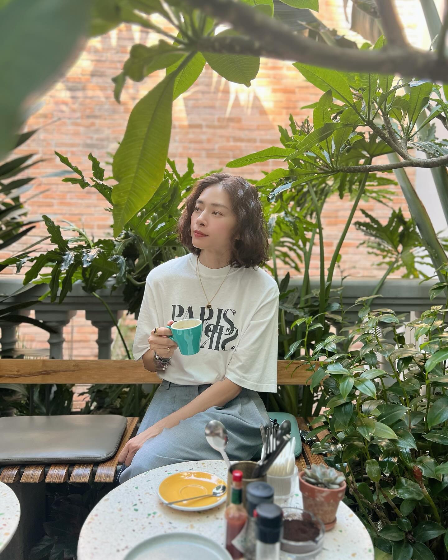 Từ Ngô Thanh Vân và Phạm Thanh Hằng biết được 5 mẫu áo hoàn hảo dành cho phụ nữ trên 40 tuổi-4