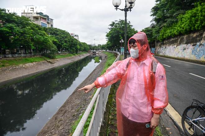 Sau vài ngày chuyển màu xanh, nước sông Tô Lịch lại đen kịt, bốc mùi hôi thối-7