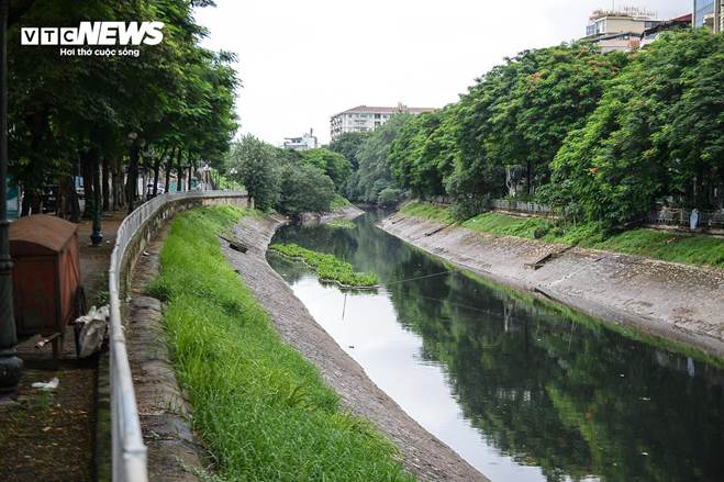 Sau vài ngày chuyển màu xanh, nước sông Tô Lịch lại đen kịt, bốc mùi hôi thối-13