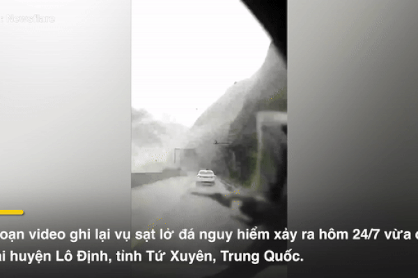 Clip: Chạy hơn 100 km/h, ô tô tông 2 mẹ con đi xe máy văng xa 9m-1