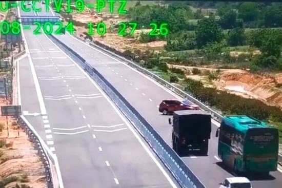 Thi rớt bằng lái ô tô, tài xế chạy ngược chiều trên cao tốc Cam Lâm – Vĩnh Hảo