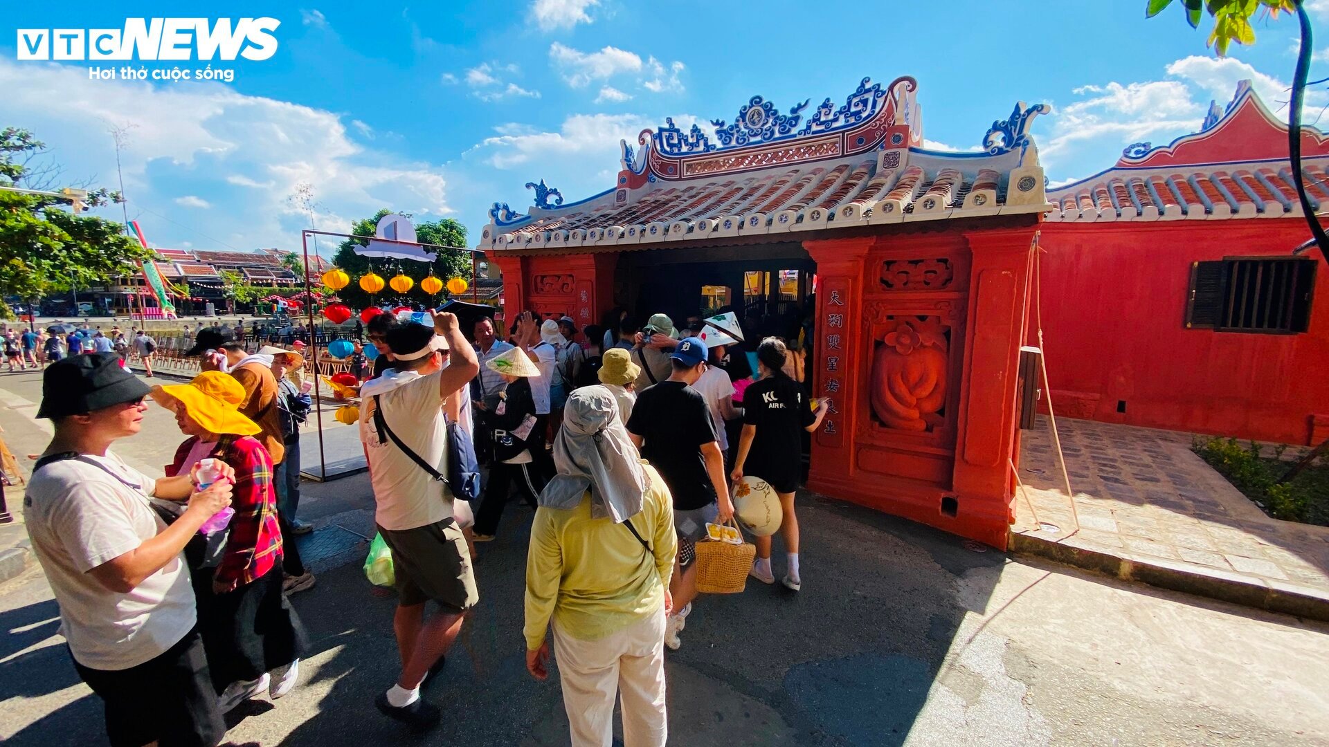 Dòng người ken đặc tham quan Chùa Cầu sau 19 tháng đóng cửa đại trùng tu-5