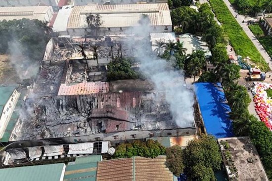 Cháy lớn kho xốp, nhựa trong cụm công nghiệp ở Hà Nội