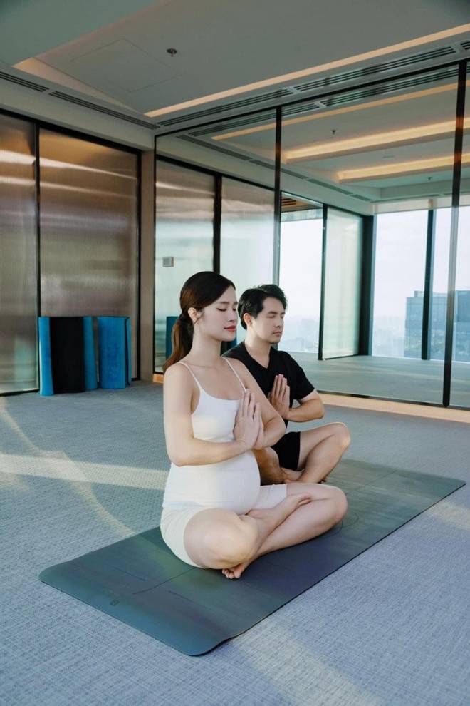 Đông Nhi bầu tháng cuối vẫn đứng 1 chân tập yoga, nhận nhà mới chuẩn bị đón con gái thứ 2-3