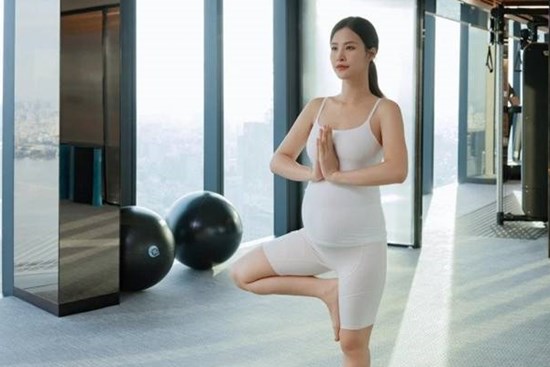 Đông Nhi bầu tháng cuối vẫn đứng 1 chân tập yoga, nhận nhà mới chuẩn bị đón con gái thứ 2