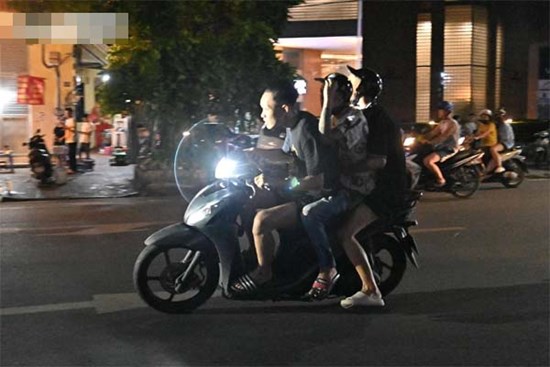 Ba anh em họ đầu trần phóng từ Hải Dương lên Hà Nội 'đua xe một lần cho biết'