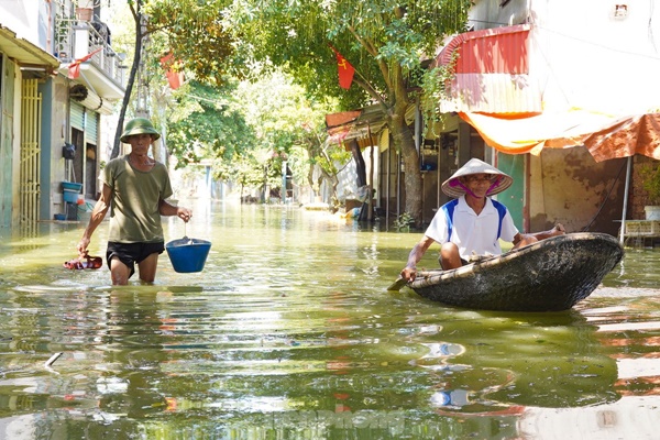 Nước rút, người dân vùng rốn lũ Hà Nội trở về dọn dẹp nhà cửa-1