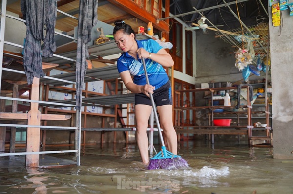 Nước rút, người dân vùng rốn lũ Hà Nội trở về dọn dẹp nhà cửa-4