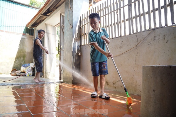 Nước rút, người dân vùng rốn lũ Hà Nội trở về dọn dẹp nhà cửa-10