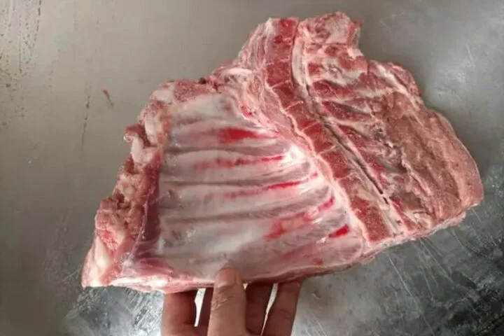 Cách phân biệt sườn hàng trước và sườn hàng sau, nấu loại nào ngon hơn?-2