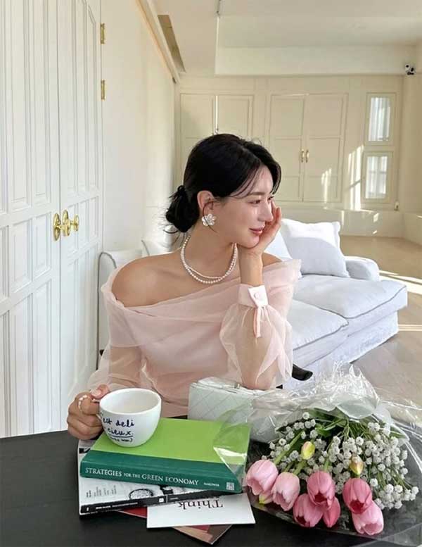 Kiểu áo blouse điệu đà giúp bạn có diện mạo hút hồn-4