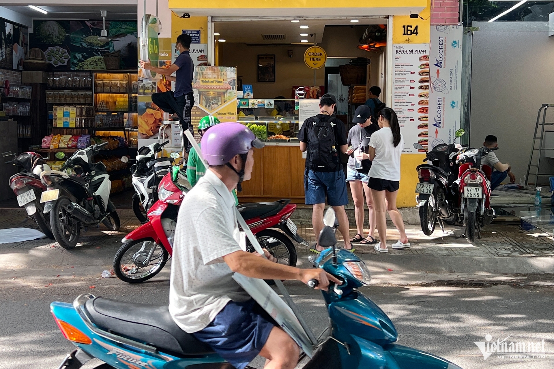 Hàng loạt tiệm bánh mì ở Nha Trang dương tính ‘dư lượng thuốc trừ sâu’ trong rau-1