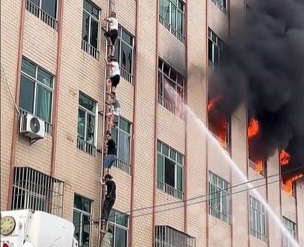 Clip: Tòa nhà bốc cháy dữ dội, nhóm công nhân cố gắng thoát thân-1