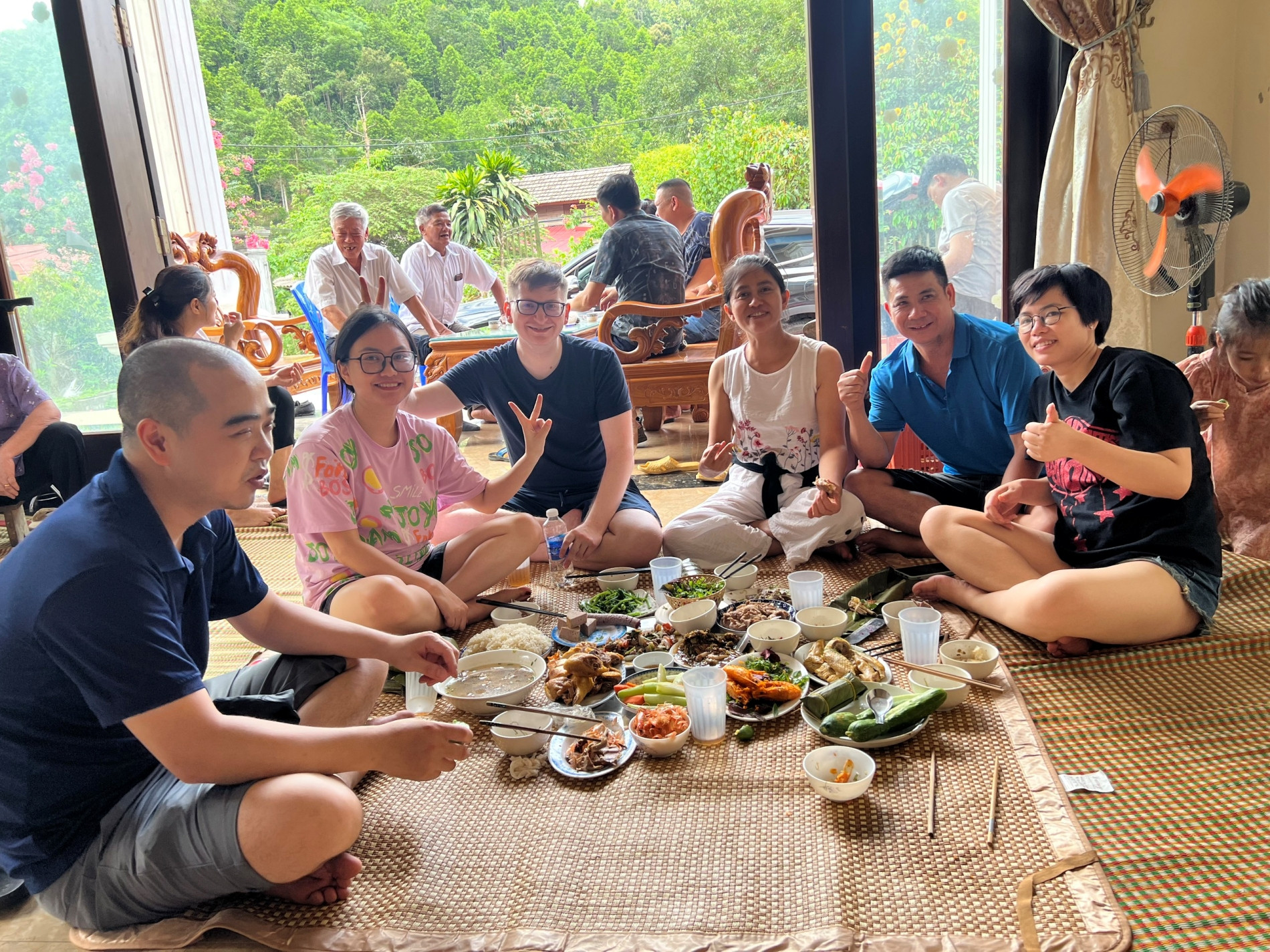 Chàng trai Mỹ bật khóc, hứa bù đắp cho người phụ nữ Việt từng ly hôn chồng-3