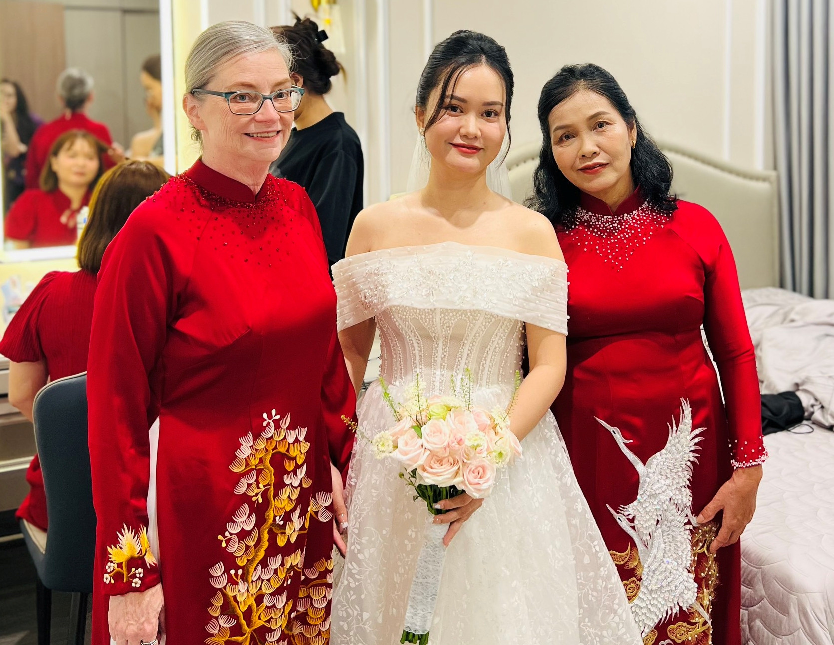 Chàng trai Mỹ bật khóc, hứa bù đắp cho người phụ nữ Việt từng ly hôn chồng-2