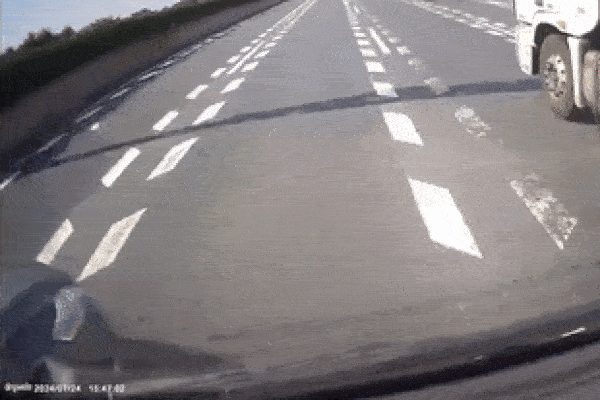 Chuyển làn đột ngột, xe đầu kéo gây tai nạn liên hoàn