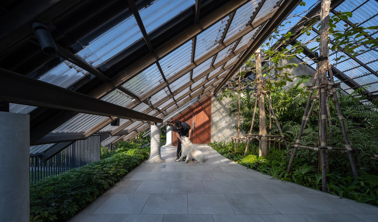 Độc đáo kiểu nhà mái Thái cho gia đình thích nuôi thú cưng-11