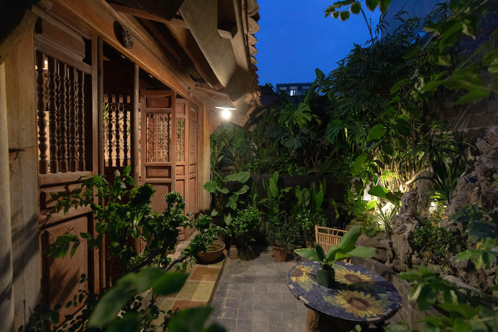 Gia đình ở Hà Nội dựng nhà gỗ 3 gian, làm vườn quê Bắc Bộ sum sê trên tầng 5-3