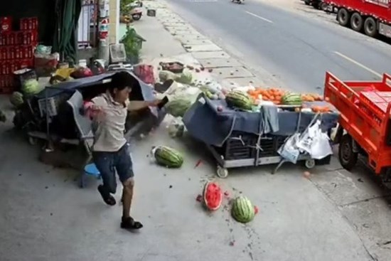 Clip: Xe máy đâm vào quầy trái cây, người bán hàng may mắn thoát nạn