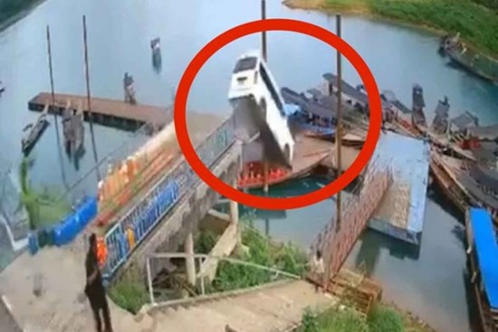 Clip: Xe ô tô đâm xuyên rào chắn, lao xuống nước như phim hành động