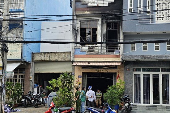 TPHCM: Nhờ xe tải tông sập cửa ngôi nhà cháy để cứu 4 người mắc kẹt