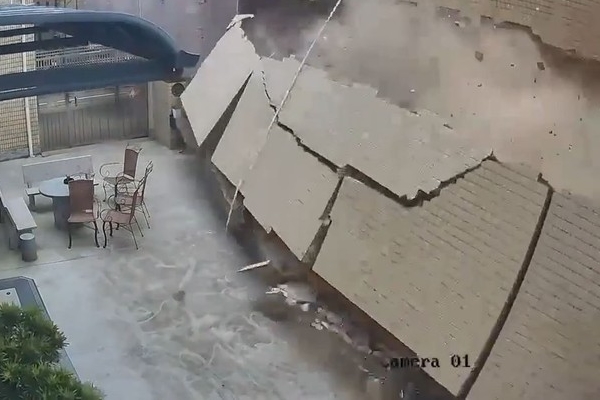 Clip: Nổ khí gas, tòa nhà 2 tầng đổ sập khiến 3 người tử vong-1