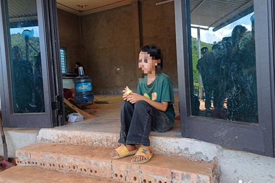 Đêm kinh hoàng đất sạt vào gia đình nghèo, con 6 tháng tử vong, mẹ nhập viện
