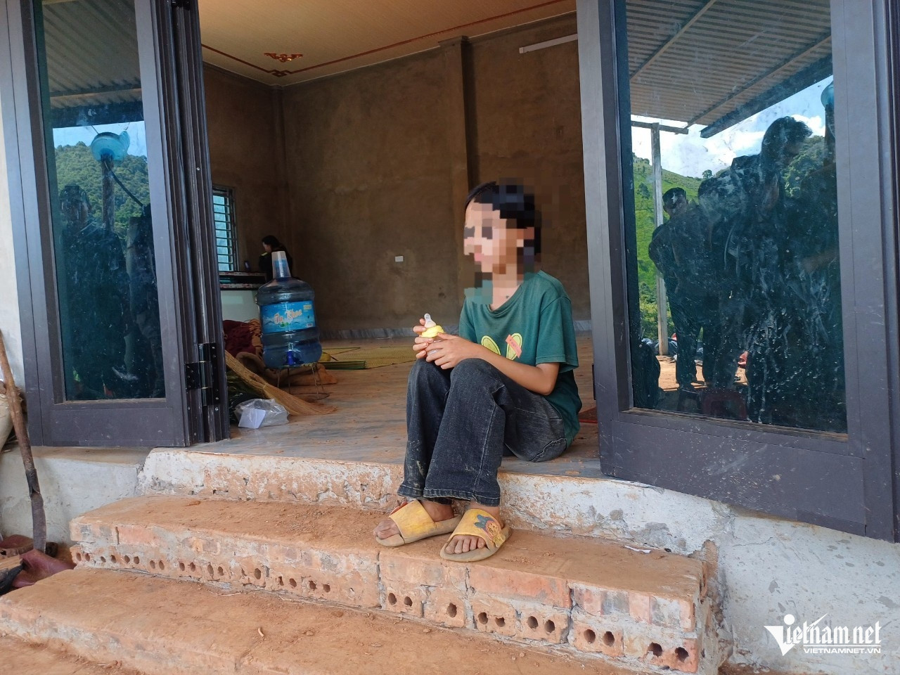 Đêm kinh hoàng đất sạt vào gia đình nghèo, con 6 tháng tử vong, mẹ nhập viện-2