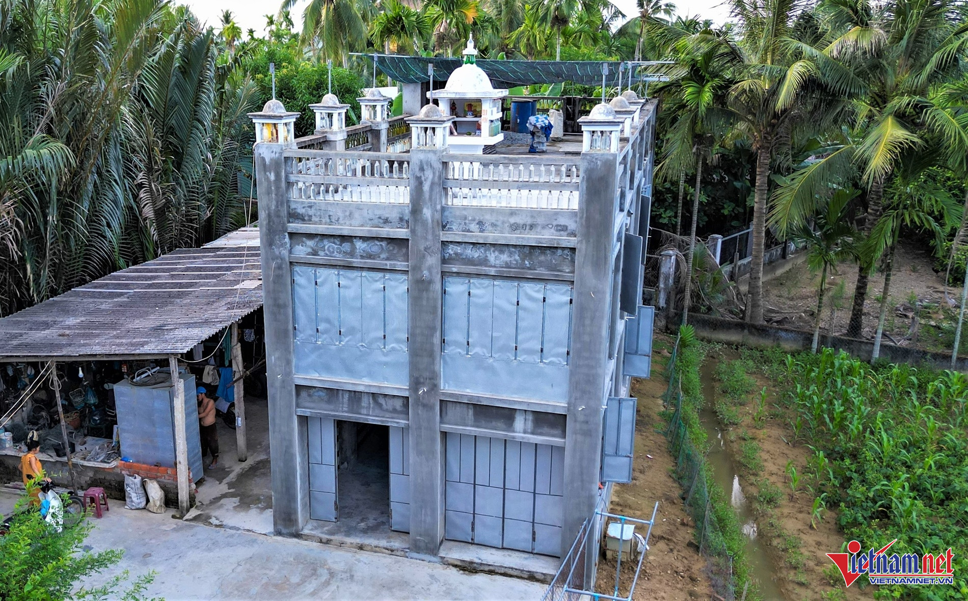 Ngôi nhà độc nhất vô nhị được xây 18 năm từ vỏ chai thuỷ tinh-1