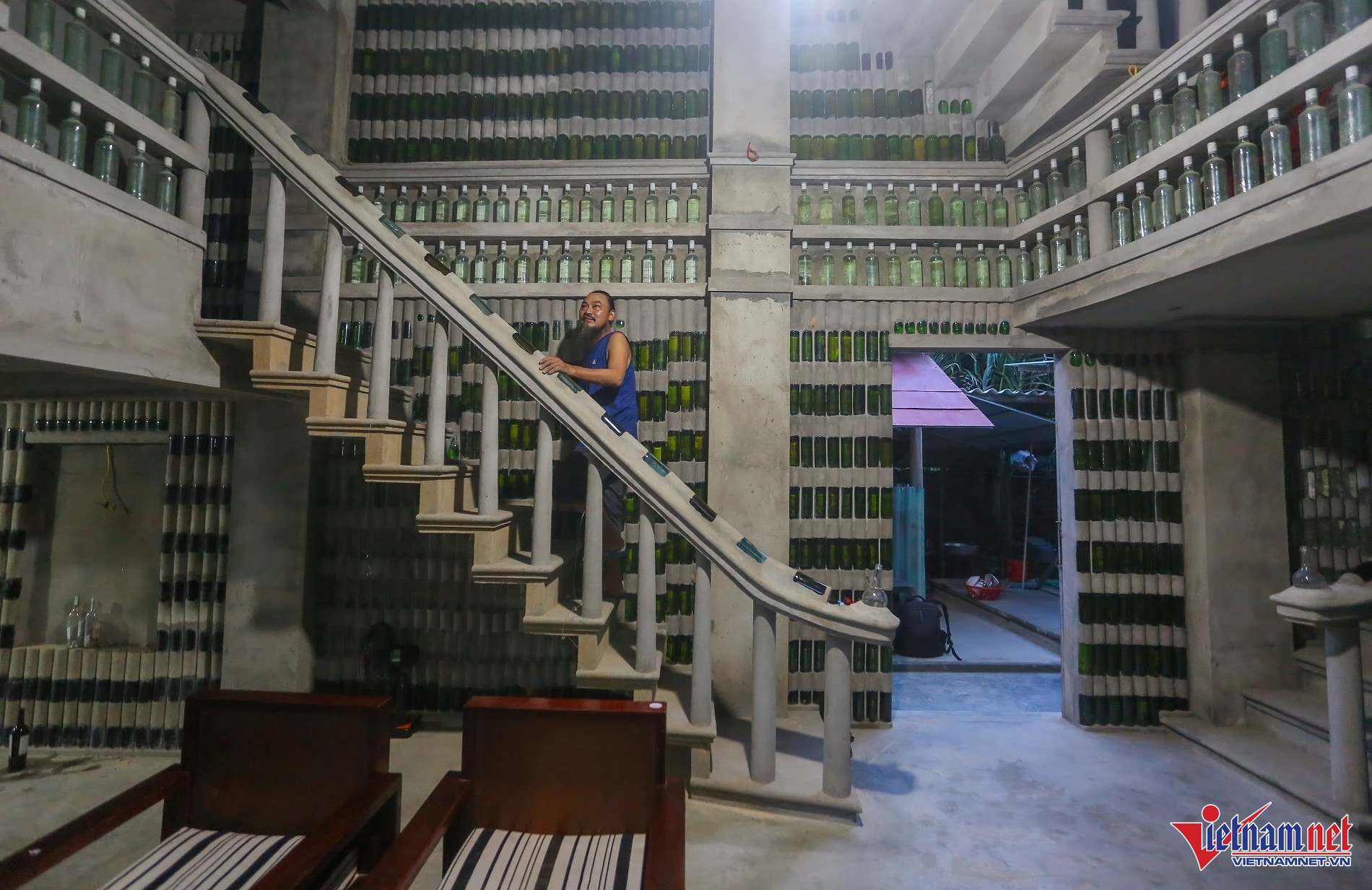 Ngôi nhà độc nhất vô nhị được xây 18 năm từ vỏ chai thuỷ tinh-3