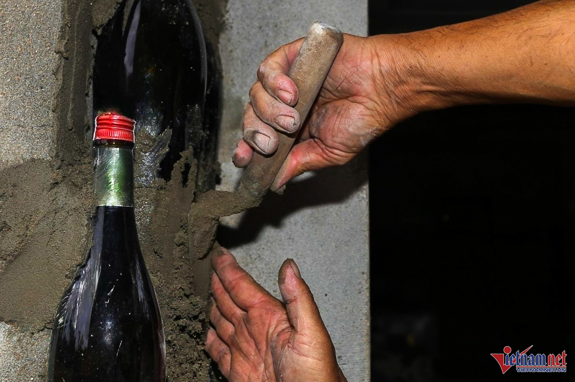 Ngôi nhà độc nhất vô nhị được xây 18 năm từ vỏ chai thuỷ tinh-5