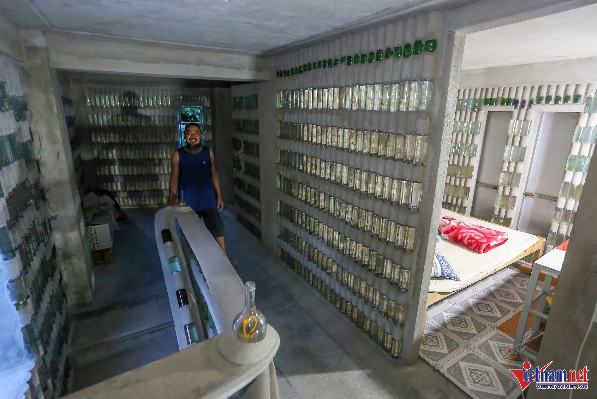 Ngôi nhà độc nhất vô nhị được xây 18 năm từ vỏ chai thuỷ tinh-7