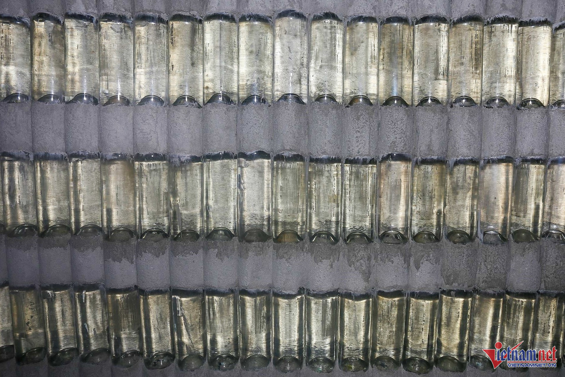 Ngôi nhà độc nhất vô nhị được xây 18 năm từ vỏ chai thuỷ tinh-8