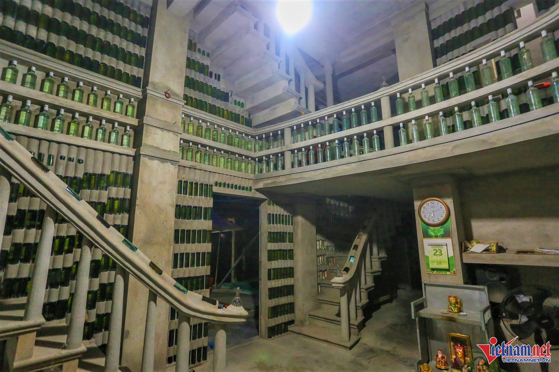 Ngôi nhà độc nhất vô nhị được xây 18 năm từ vỏ chai thuỷ tinh-9