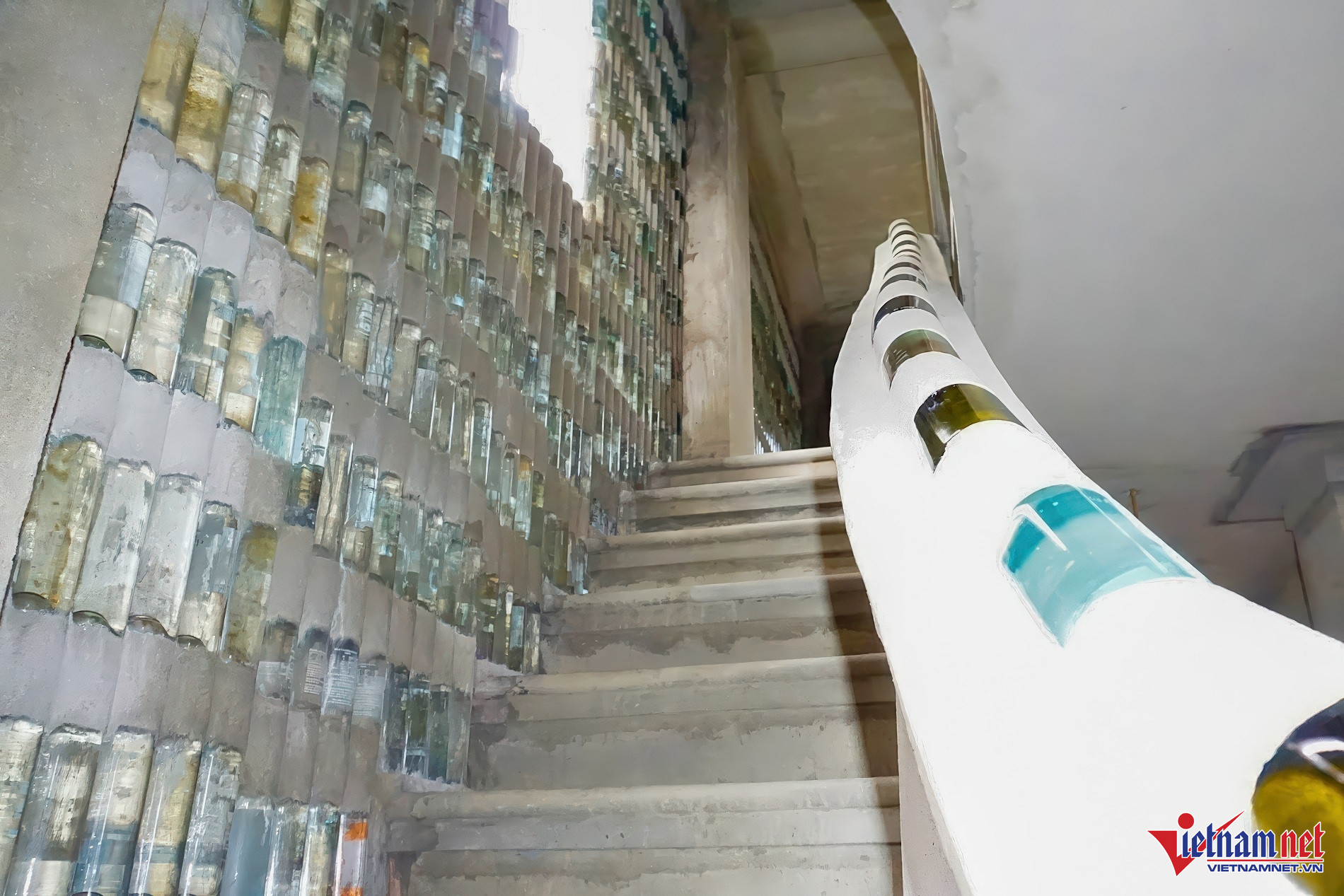 Ngôi nhà độc nhất vô nhị được xây 18 năm từ vỏ chai thuỷ tinh-10