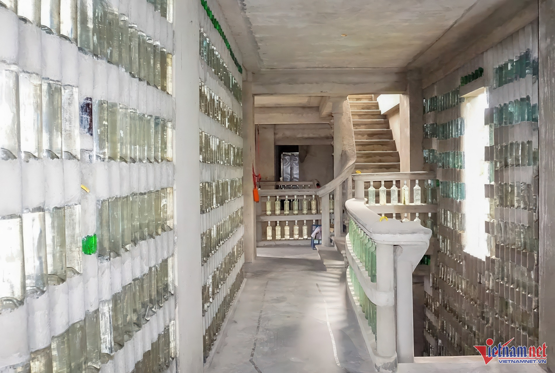 Ngôi nhà độc nhất vô nhị được xây 18 năm từ vỏ chai thuỷ tinh-11