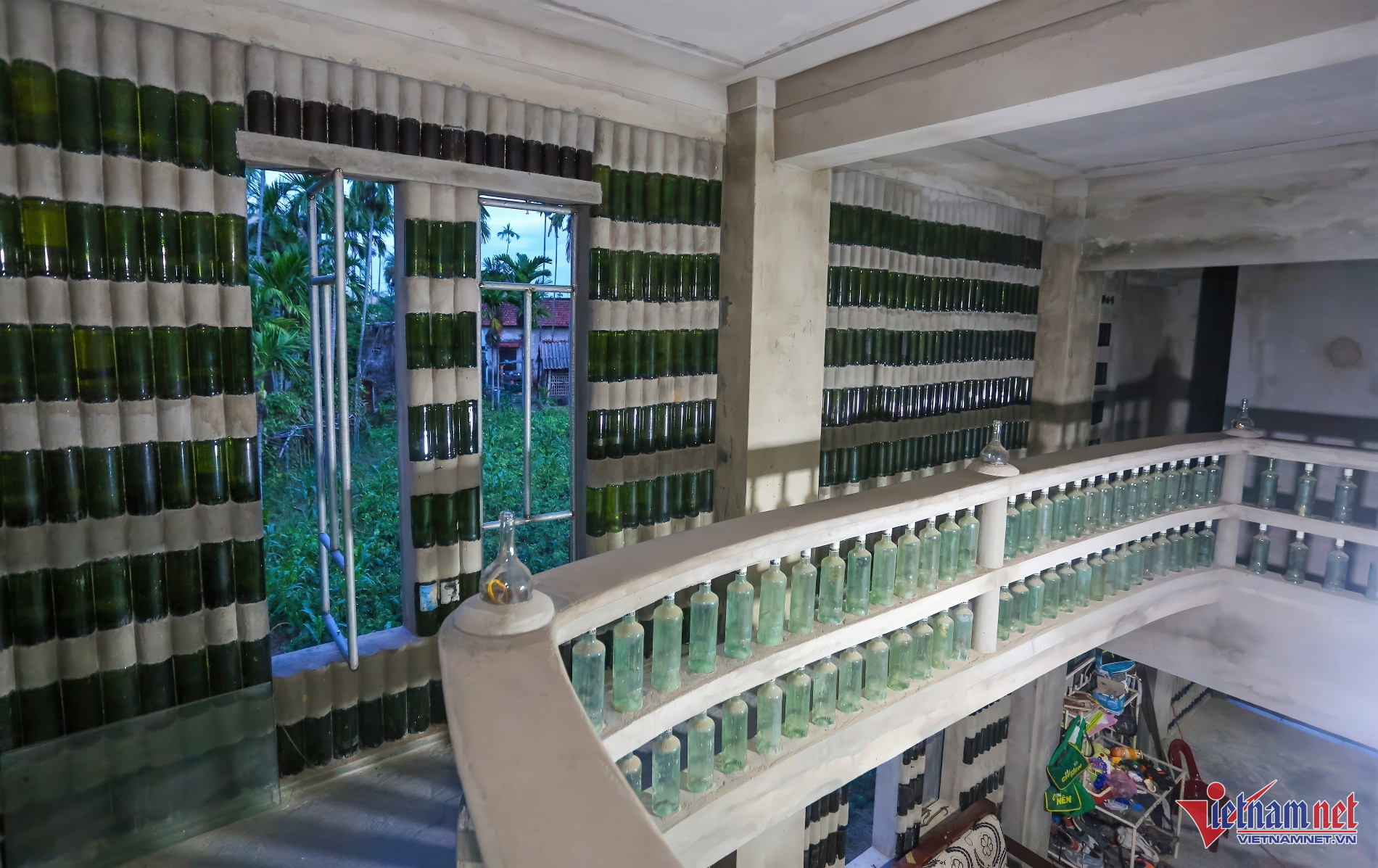 Ngôi nhà độc nhất vô nhị được xây 18 năm từ vỏ chai thuỷ tinh-12