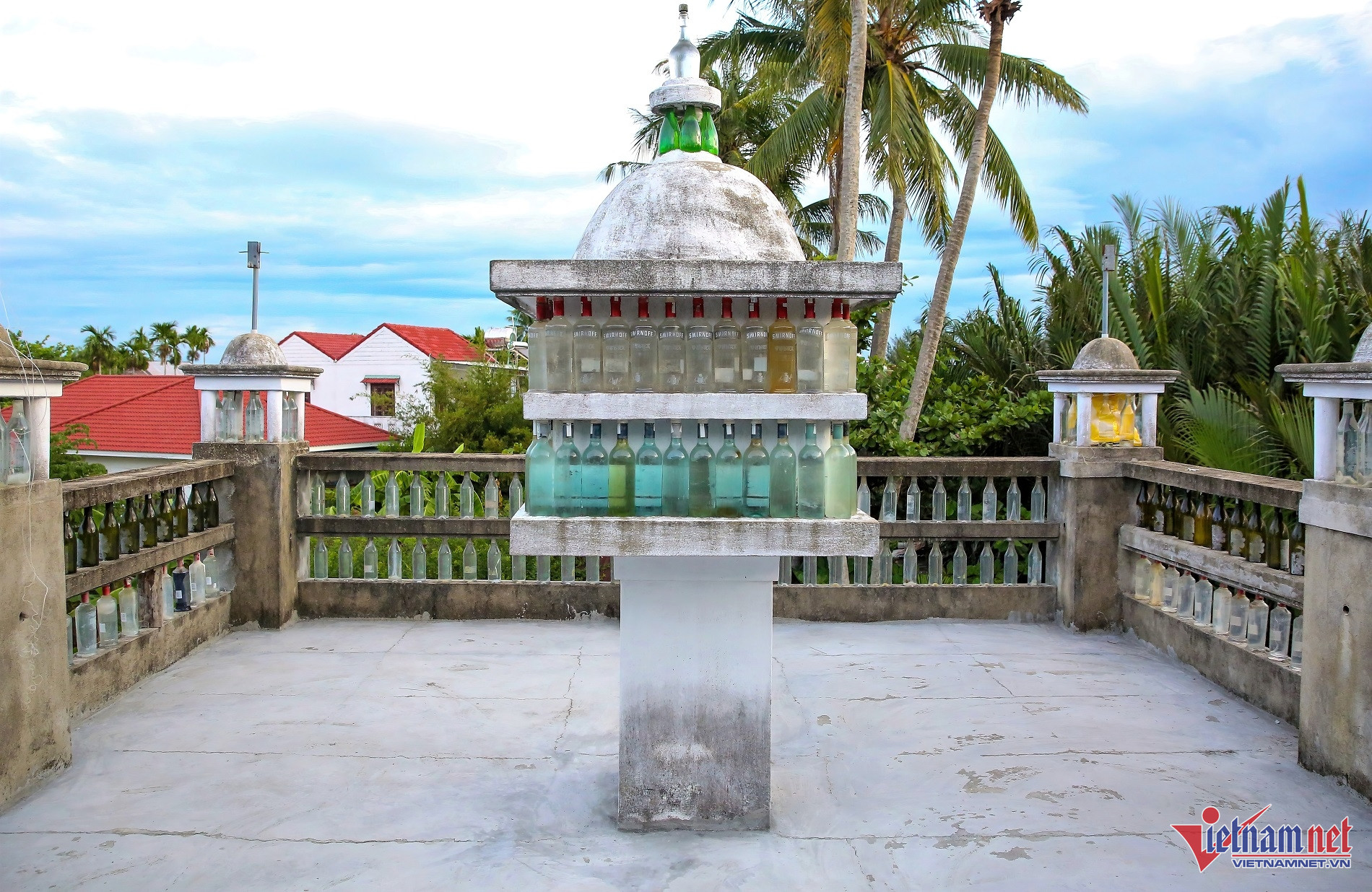 Ngôi nhà độc nhất vô nhị được xây 18 năm từ vỏ chai thuỷ tinh-13