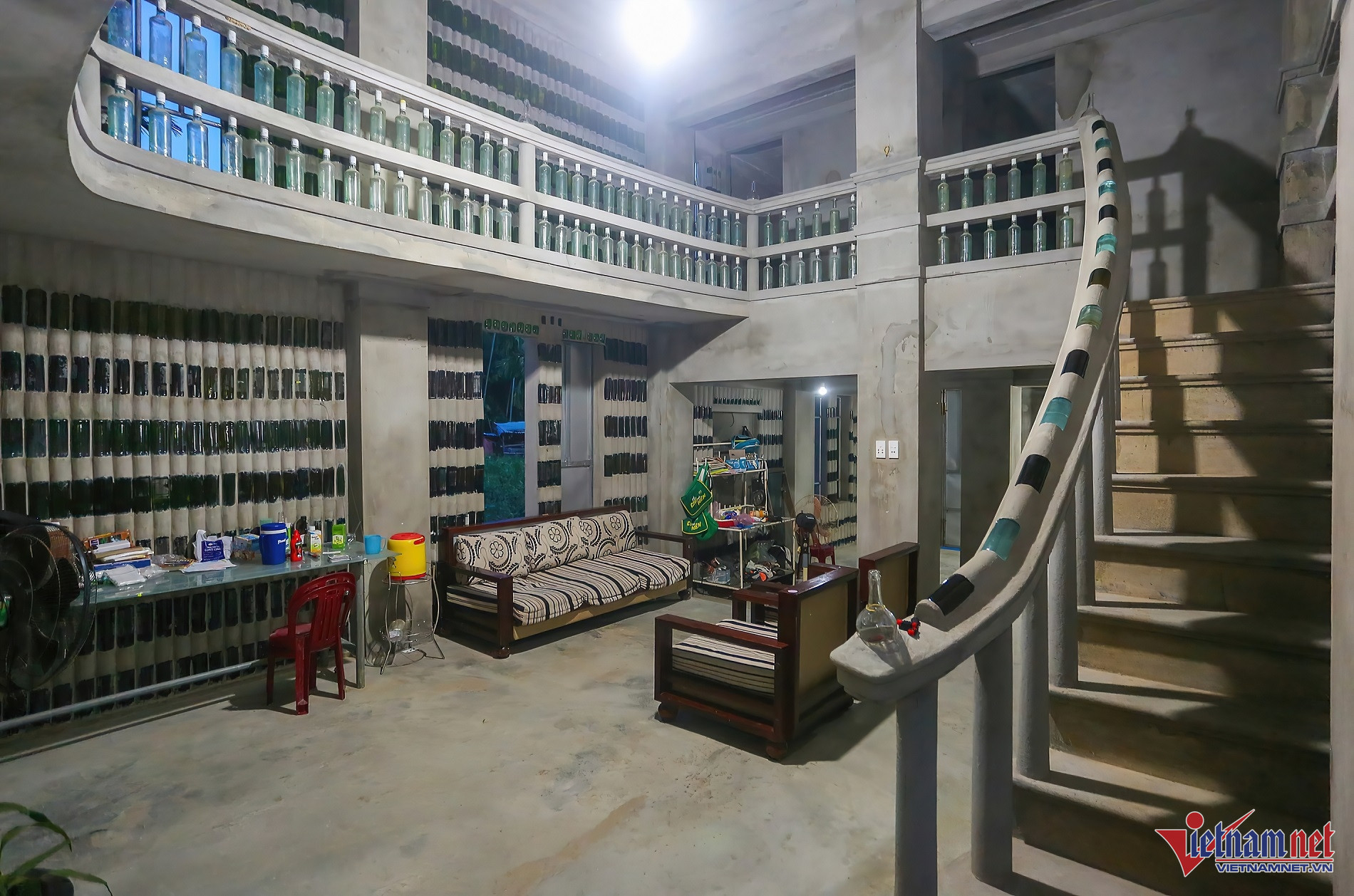 Ngôi nhà độc nhất vô nhị được xây 18 năm từ vỏ chai thuỷ tinh-14