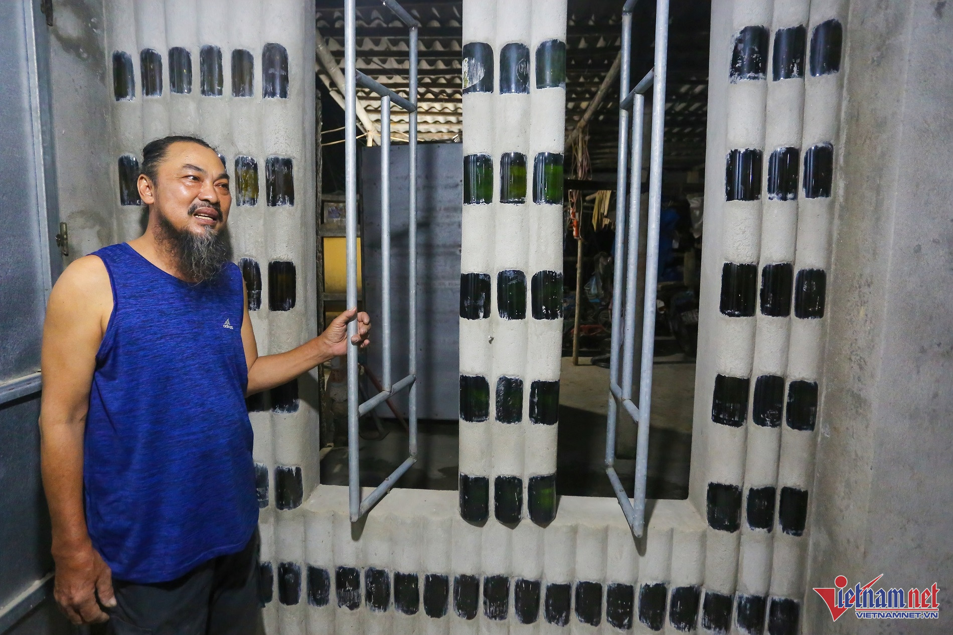 Ngôi nhà độc nhất vô nhị được xây 18 năm từ vỏ chai thuỷ tinh-15