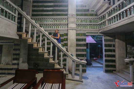 Ngôi nhà 'độc nhất vô nhị' được xây 18 năm từ vỏ chai thuỷ tinh