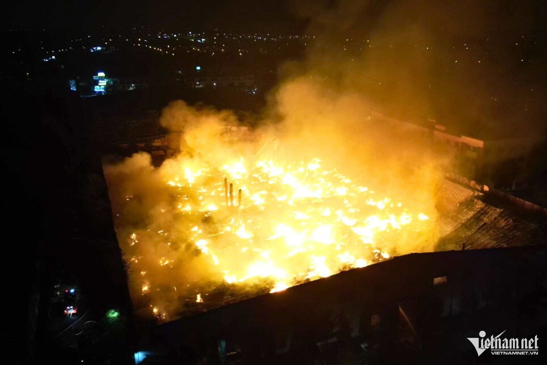 Hiện trường biển lửa bao trùm gần 14.000m2 nhà xưởng công ty đồ gỗ ở Đồng Nai-2