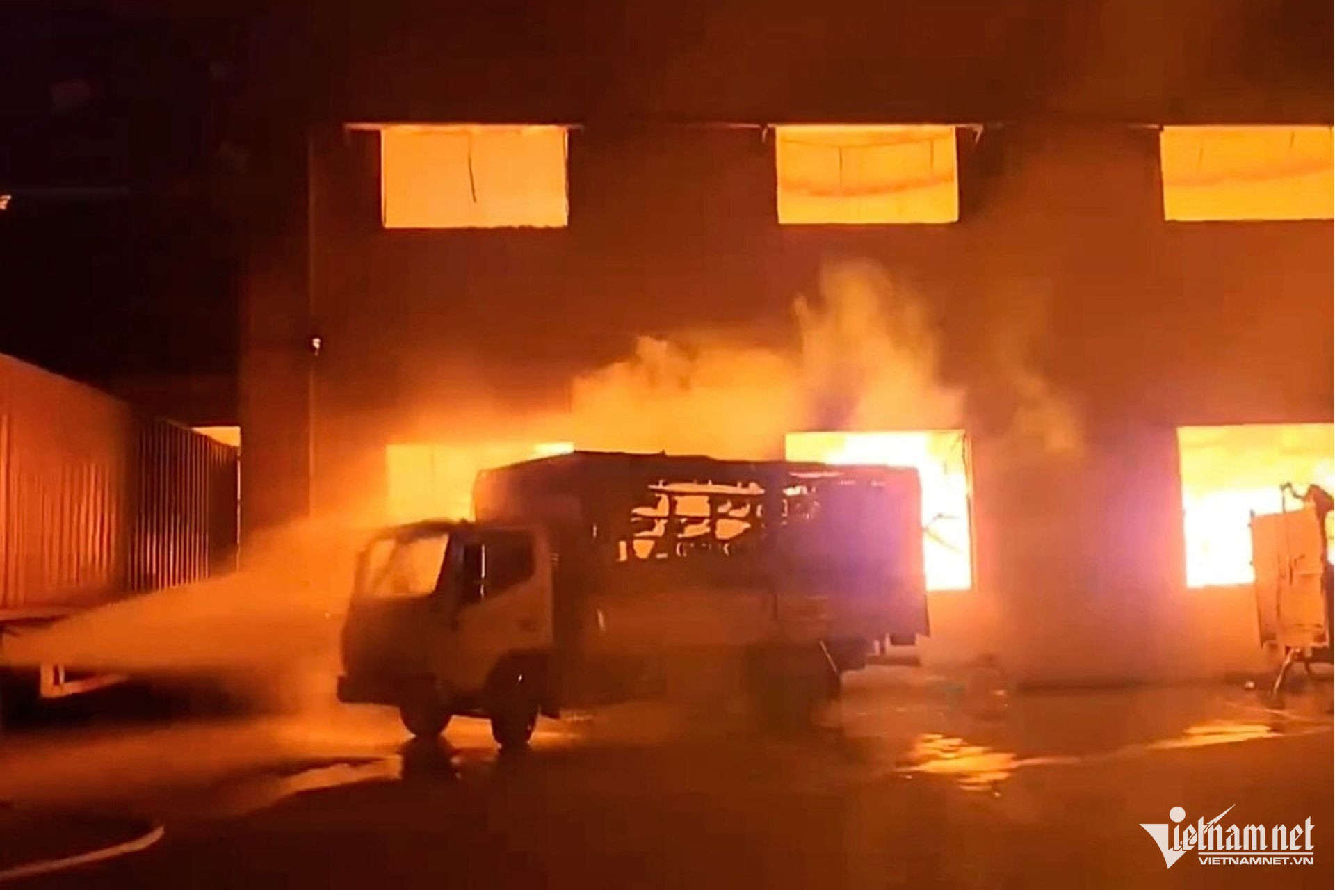 Hiện trường biển lửa bao trùm gần 14.000m2 nhà xưởng công ty đồ gỗ ở Đồng Nai-3