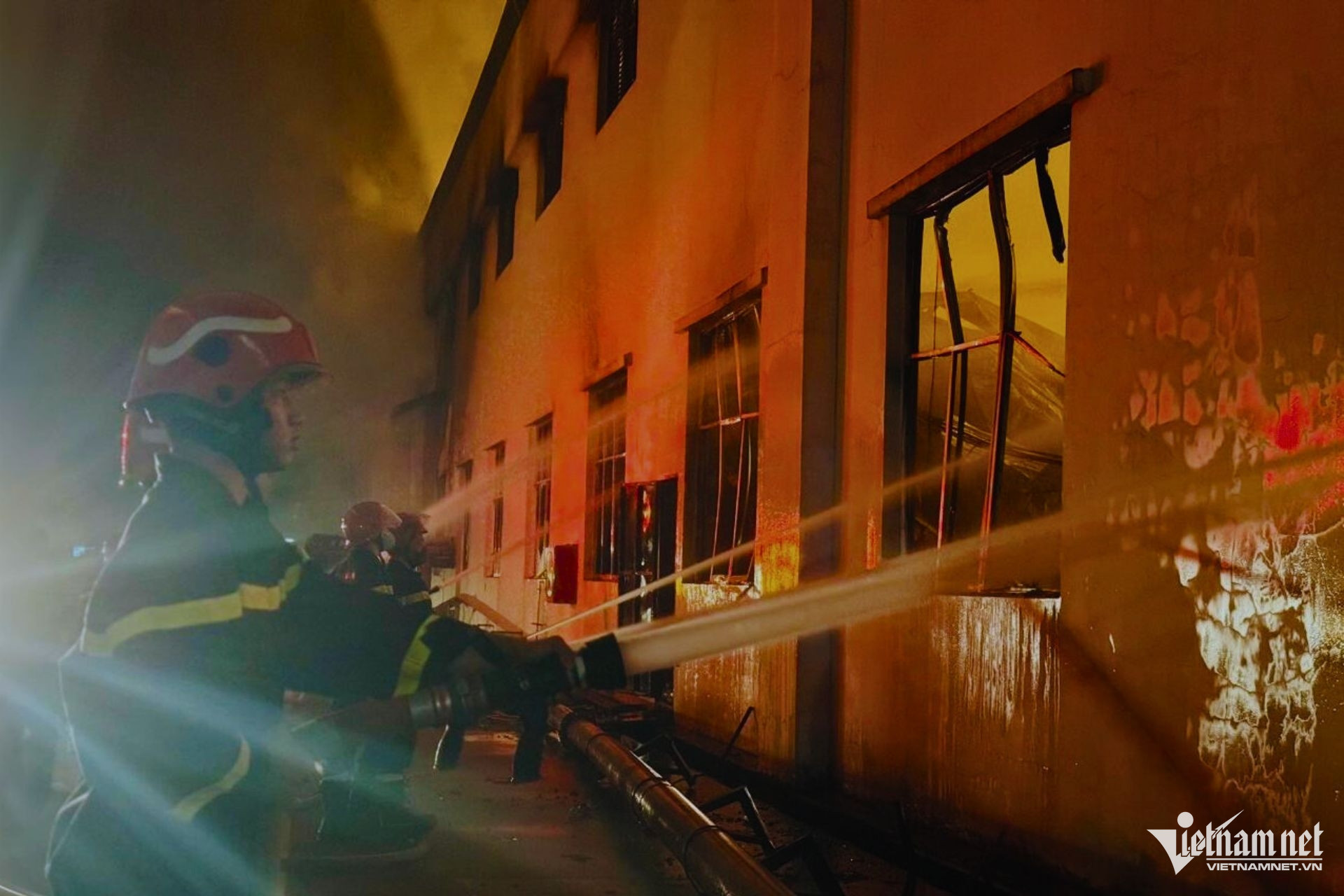 Hiện trường biển lửa bao trùm gần 14.000m2 nhà xưởng công ty đồ gỗ ở Đồng Nai-4