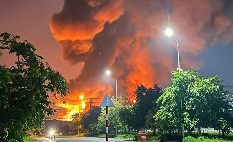 Hiện trường biển lửa bao trùm gần 14.000m2 nhà xưởng công ty đồ gỗ ở Đồng Nai-5