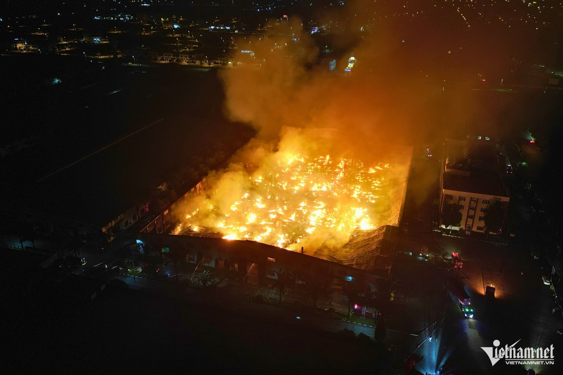 Hiện trường biển lửa bao trùm gần 14.000m2 nhà xưởng công ty đồ gỗ ở Đồng Nai-6