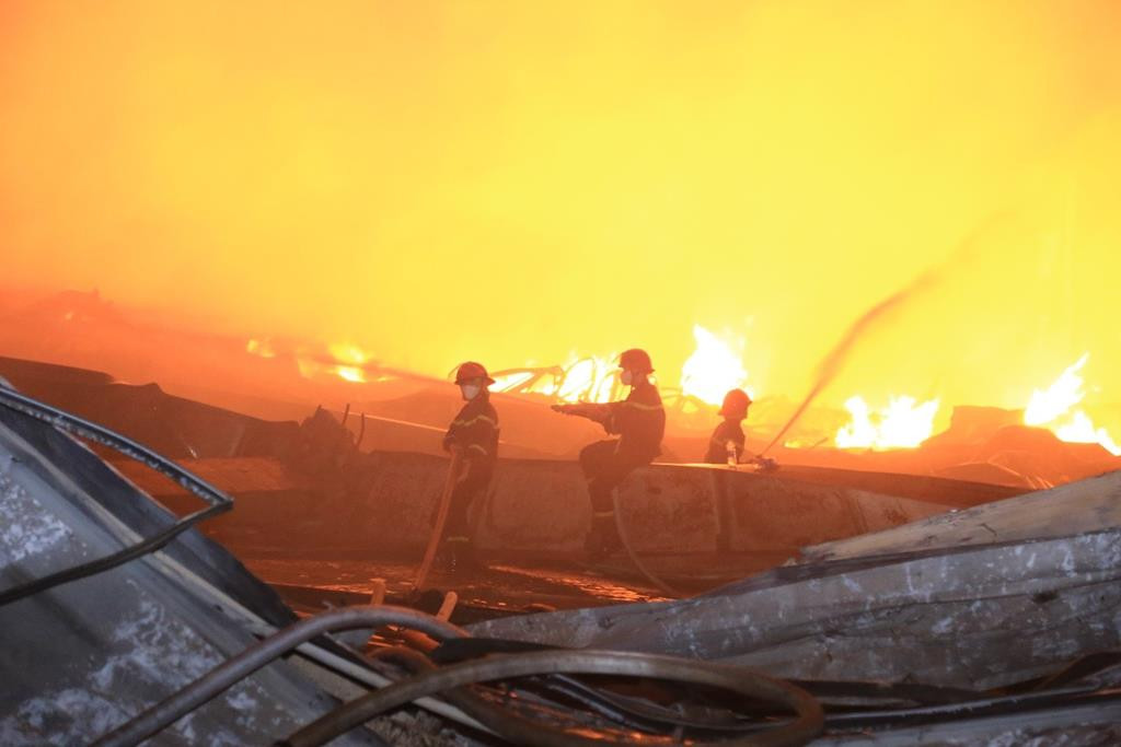 Hiện trường biển lửa bao trùm gần 14.000m2 nhà xưởng công ty đồ gỗ ở Đồng Nai-7