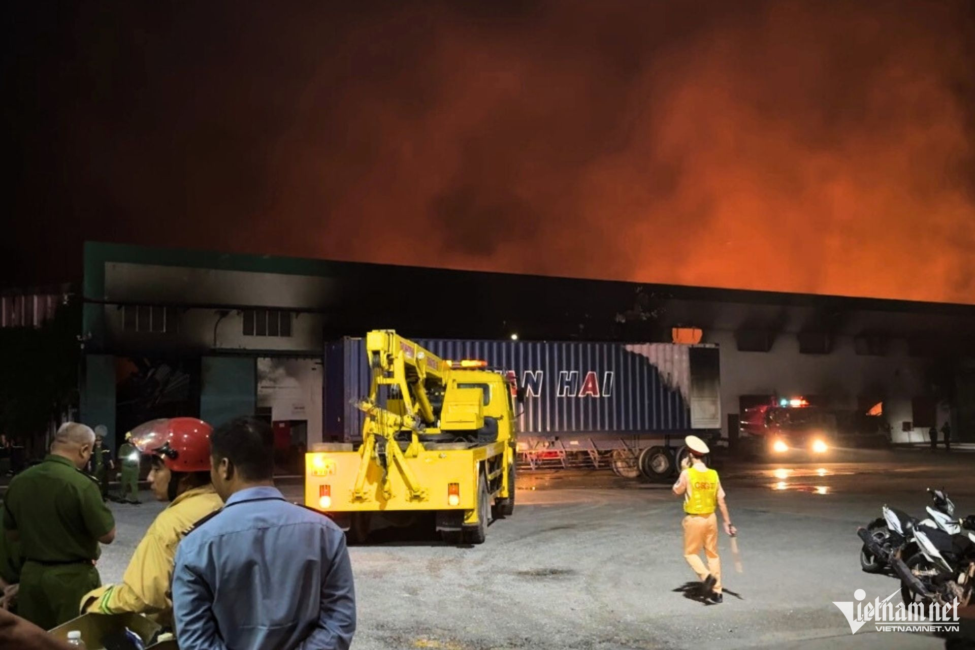 Hiện trường biển lửa bao trùm gần 14.000m2 nhà xưởng công ty đồ gỗ ở Đồng Nai-8