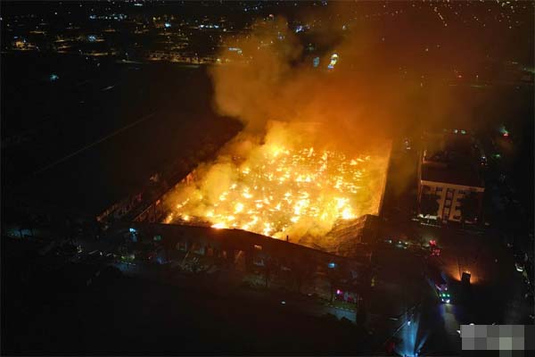 Xe máy kẹp ba tông chết người đi bộ sang đường-2