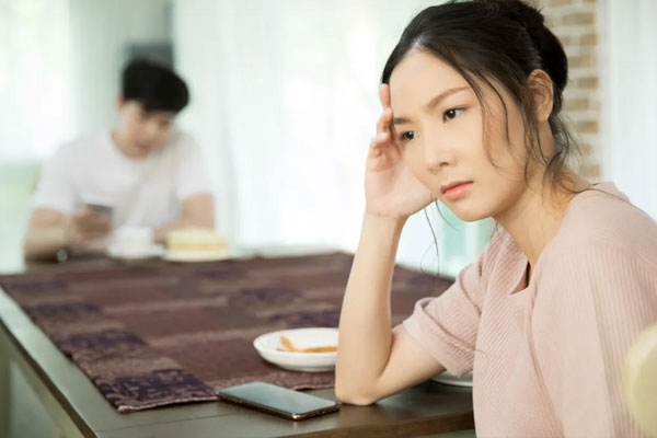 Vợ tính phí mỗi lần nói chuyện hoặc chăn gối, chồng im lặng 2 năm rồi ly hôn-1